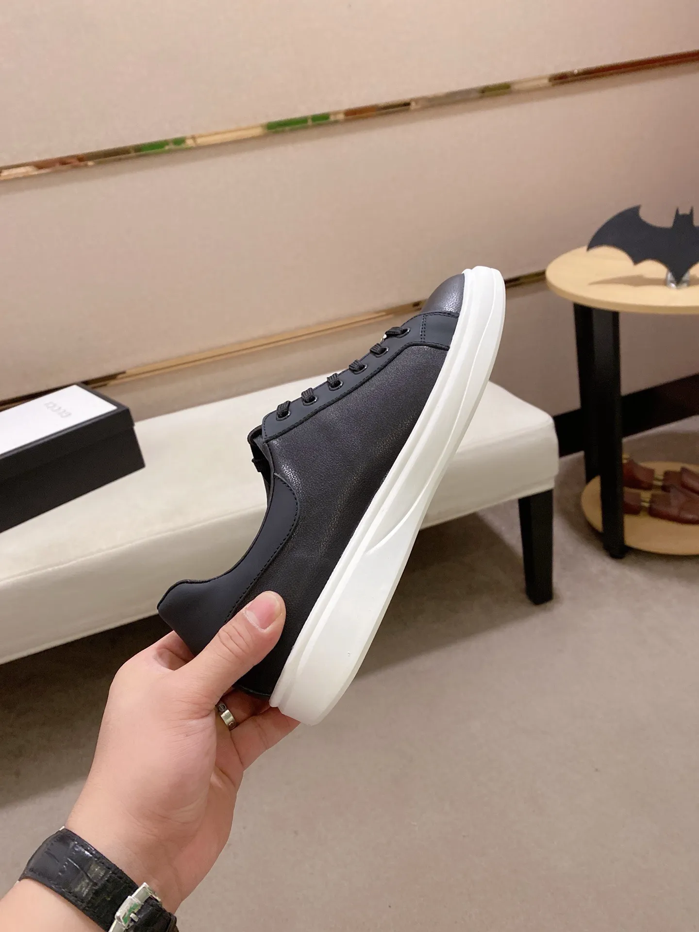 Men's clothing and shoes💰:440💰 (GUCCI) The latest model from the official website🎁🎁Casual and fashionable men's shoes👟, hot style💥The version is simple and elegant, exclusive for trendy men. Unique latest brand elements from the official website👑Original Gucci decoration, fashionable and generous, the fabric is original cowhide ✅Sheepskin lining, the official website specifies wear-resistant casual outsole, the classic model is taken in kind at the counter🎬38-44 (45 is custom-made and cannot be returned or exchanged)